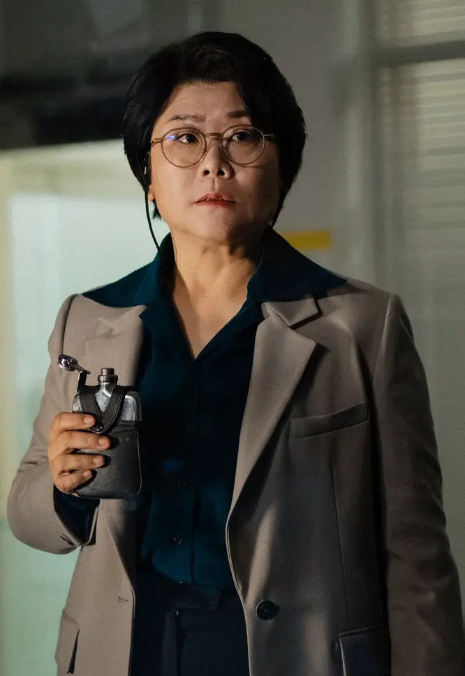 장희숙 역 이정은 공식 사진