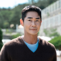 조흥식 역 배정남 공식 사진